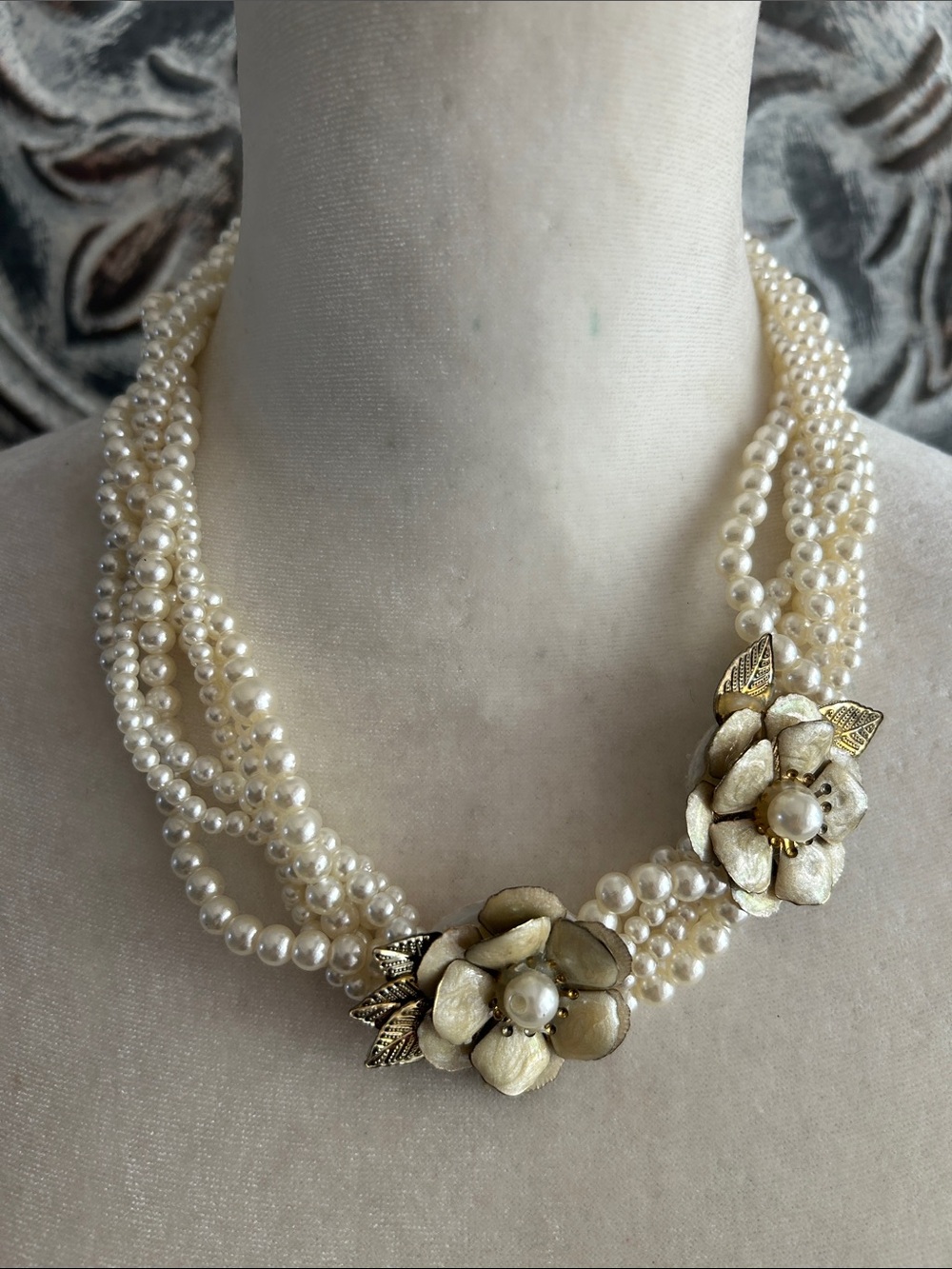 vintage multi-strand faux pearl necklace w/gold-tone metal/enamel flower/ leaves